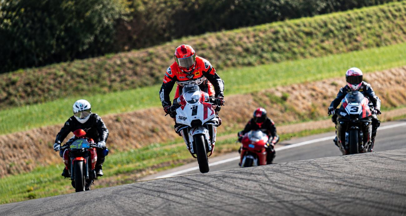 Location d'une KTM RC 990 R Track avec Accès Piste Moto